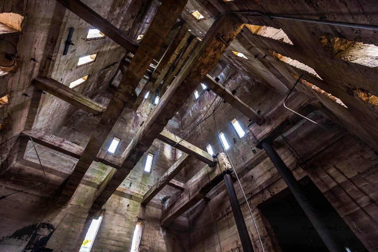Der Betonobelisk wurde 1911 im laufenden Betrieb um den bestehenden hölzernen Förderturm gebaut / © Foto: Georg Berg