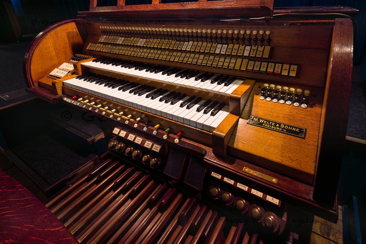 Das Filmmuseum Potsdam betreibt ein Kino mit mehreren Vorstellungen täglich. Stummfilmvorführungen werden mit Geräuschen und musikalisch an der historischen Welte-Kinoorgel begleitet / © Foto: Georg Berg