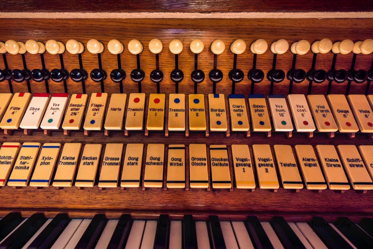 Tastatur der historischen Welte-Kinoorgel. Sie kann bis zu 30 Instrumente imitieren, Geräusche wie Donner, Glocken, Regen oder Sturm erzeugen. Weltweit gibt es nur noch vier Exemplare / © Foto: Georg Berg