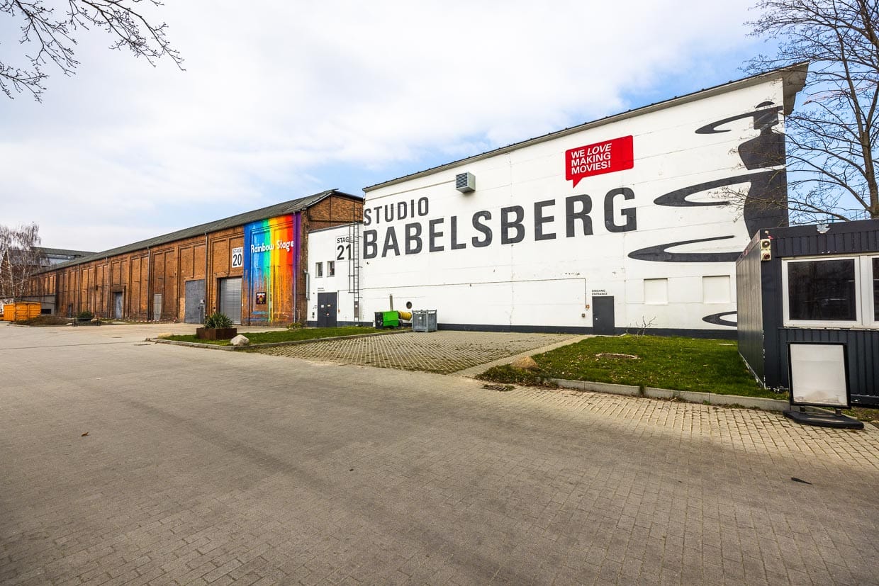 Studio Babelsberg hat seinem größten Filmstudio, die Halle 20, zu Ehren der Filmemacherinnen Lana und Lilly Wachowski den Namen „Rainbow Stage“ gegeben. Damit setzt Studio Babelsberg ein Zeichen für Toleranz, Respekt und Vielfalt. Das großflächige Kunstwerk in Regenbogenfarben an der Fassade wurde unter der Kuration der US-amerikanischen Künstlerin Alexandra Grant gestaltet / © Foto: Georg Berg