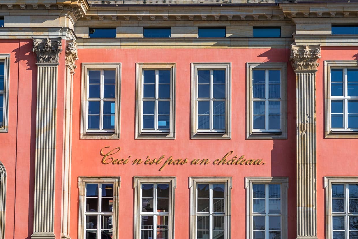 Sieht aus wie ein Schloss, ist aber keins und das steht auch dran. Hinter scheinbar historischen Mauern des alten Potsdamer Stadtschlosses verbirgt sich das hochmoderne Gebäude des Brandenburger Landtags / © Foto: Georg Berg