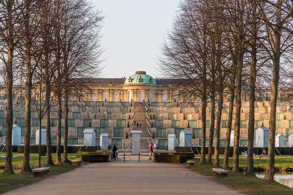 Schlosspark Sanssouci mit (eingehausten) Statuen, Terrassen und Springbrunnen / © Foto: Georg Berg