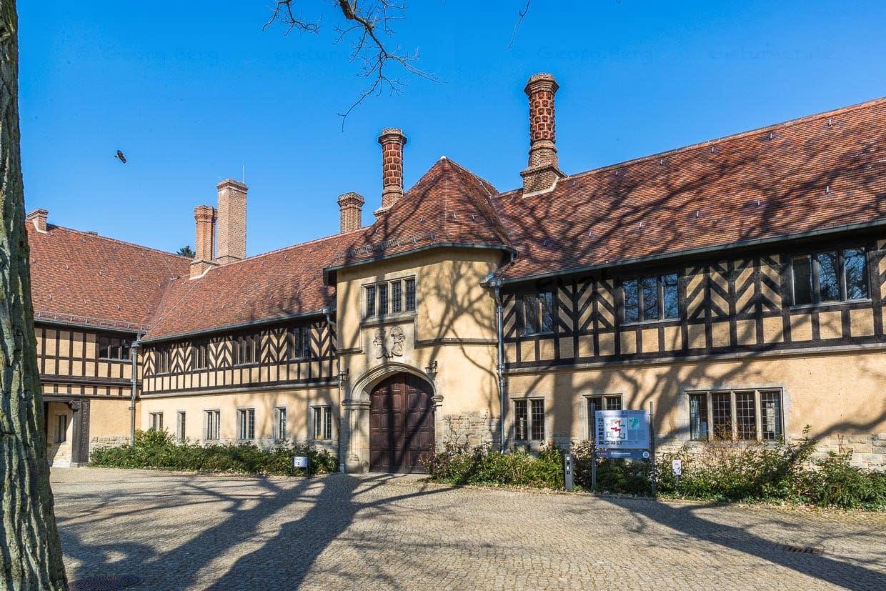 Schloss Cecilienhof ist ein Gebäude­ensemble, das in den Jahren 1913–1917 nach Plänen des Architekten Paul Schultze-Naumburg im englischen Tudorstil erbaut wurde. Es liegt im nördlichen Teil des Neuen Gartens in Potsdam und ist der letzte Schlossbau der Hohenzollern. Er wurde unter Kaiser Wilhelm II. für seinen Sohn Kronprinz Wilhelm und dessen Gemahlin Cecilie errichtet. Schloss Cecilienhof war Schauplatz der Potsdamer Konferenz vom 17. Juli bis 2. August 1945 / © Foto: Georg Berg