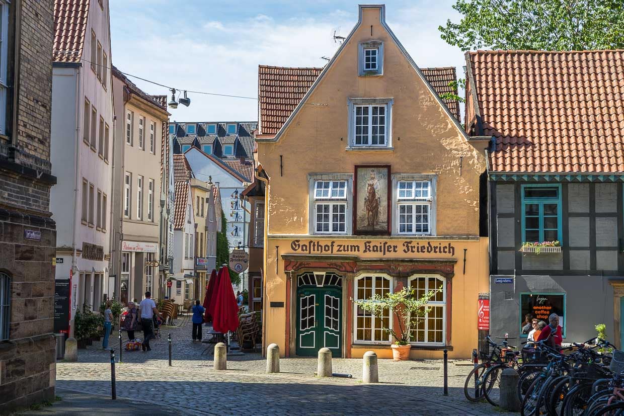 Zum Kaiser Friedrich : Dans la plus ancienne auberge de Brême datant de 1889, on se retrouve autour de tables d'habitués en tout genre et de bonne cuisine de marins / © Foto : Georg Berg