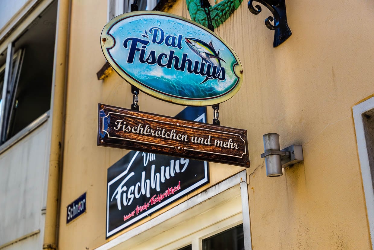 Im "Fischhuus" ; im Schnoor-Viertel, l'ancien quartier des artisans et des ouvriers de Brême, on y sert des petits pains au poisson / © Foto : Georg Berg