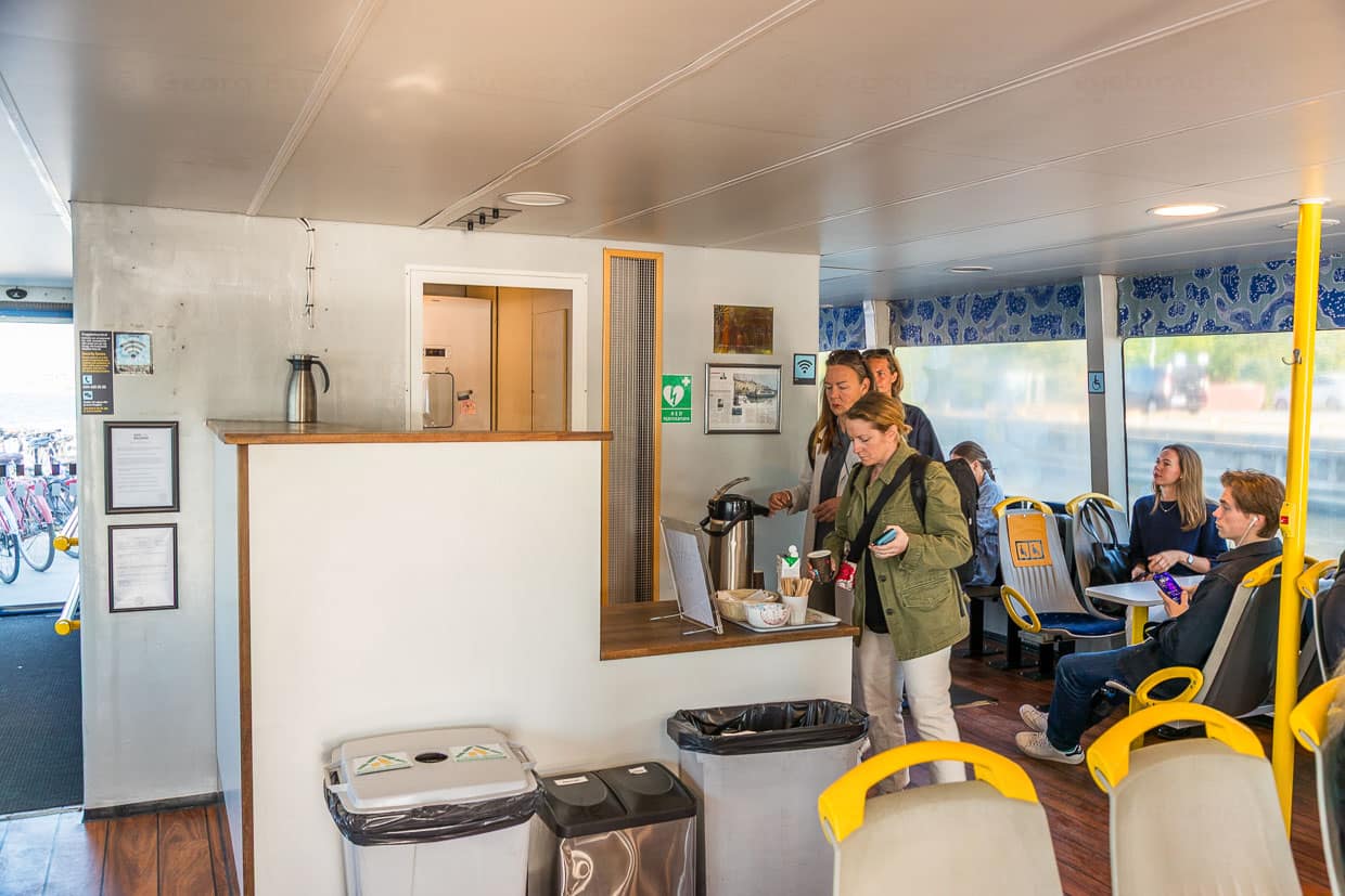 Les ferries-navettes sont utilisés à Stockholm, qui se trouve sur 14 îles, par les navetteurs d'un jour se rendant au travail. Le matin, les ferries offrent du café gratuit / © Photo : Georg Berg