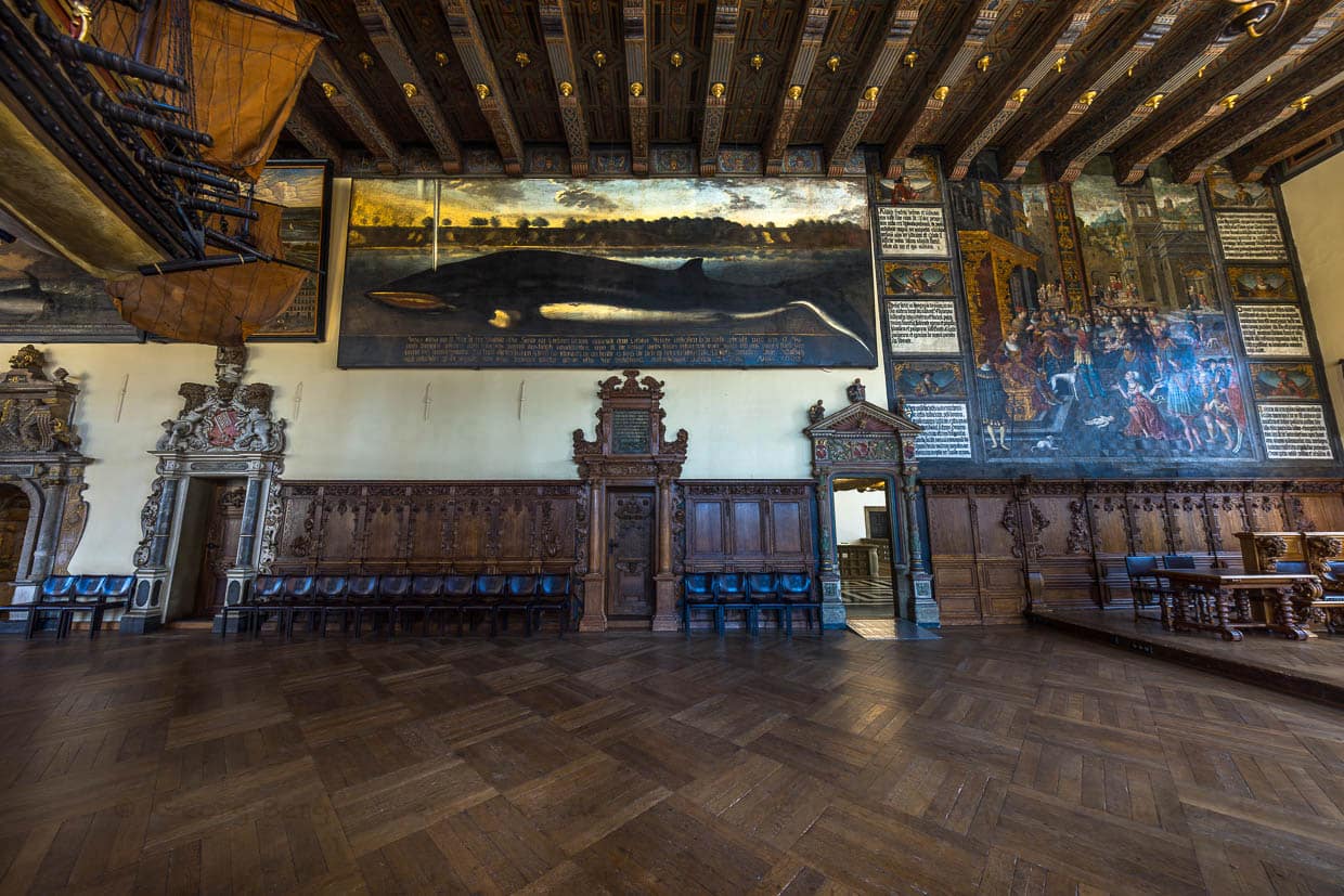 Peinture de Franz Wulfhagen dans la grande salle de l'hôtel de ville de Brême, connue sous le nom de Grande image de la baleine. En 1669, une baleine de Minke s'égara dans la Lesum, un affluent de la Weser. Le conseil municipal demanda au peintre de peindre la baleine en taille réelle. Le tableau mesure 3,55 x 9,55 mètres / © Photo : Georg Berg