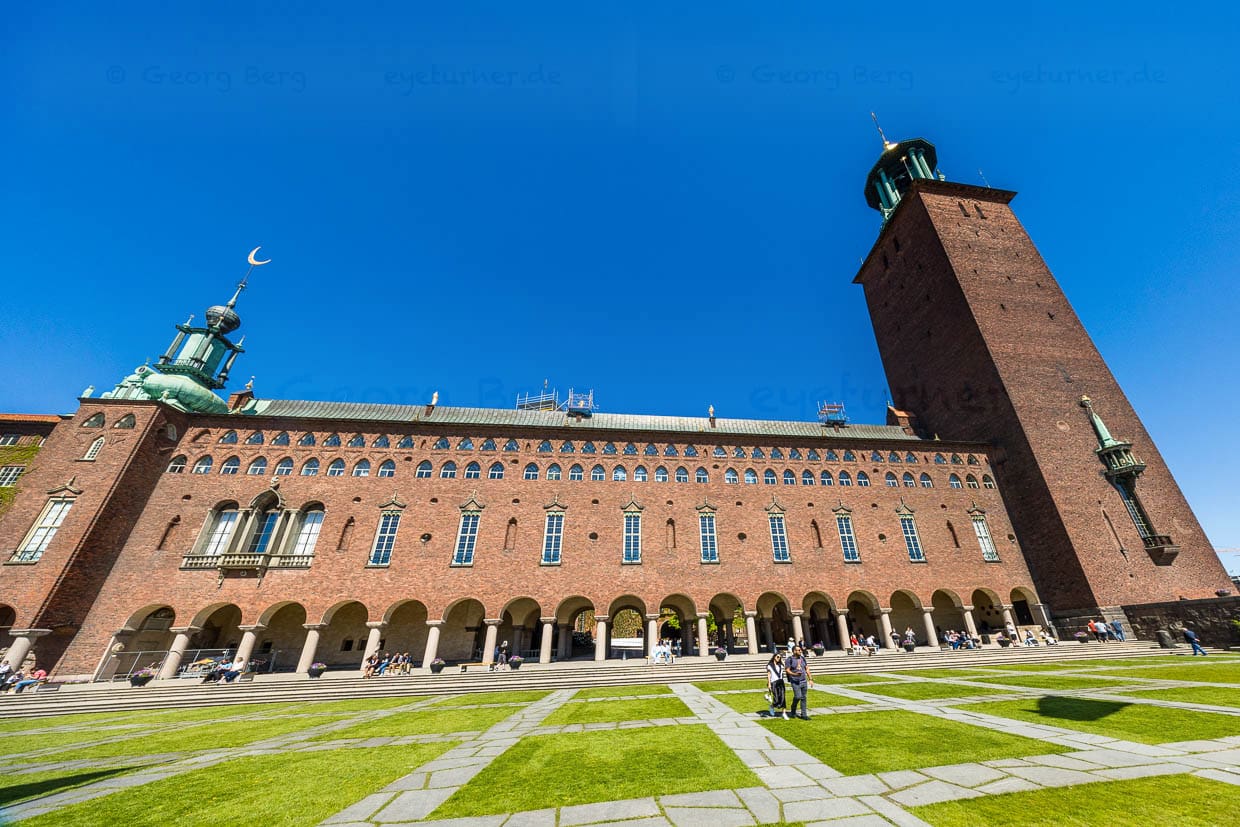 L'hôtel de ville de Stockholm, Stadshuset, est situé au bord de l'eau. La cour intérieure et la terrasse au bord de l'eau sont ouvertes au public. Le Stadshuset est l'un des symboles de Stockholm. Le bâtiment en briques rouges de 1923 dans le quartier de Kungsholmen est situé directement au bord de l'eau. Pour avoir une vue imprenable sur Stockholm, il vaut la peine de monter en haut de la tour. Les visites guidées de la maison sont encore plus populaires. Des groupes partent toutes les minutes / © Photo : Georg Berg