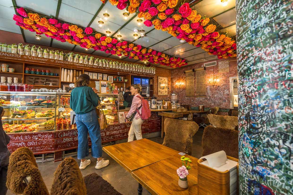 Le Café Schweizer, dans la vieille ville de Stockholm, est l'un des meilleurs endroits pour déguster des smörgås ou des fika suédois On y trouve des sandwichs au poisson généreusement garnis, des brioches à la cannelle et du jus d'orange fraîchement pressé. Un Schweizeri est un établissement fondé par des pâtissiers suisses émigrés dès le début du 19e siècle / © Photo : Georg Berg