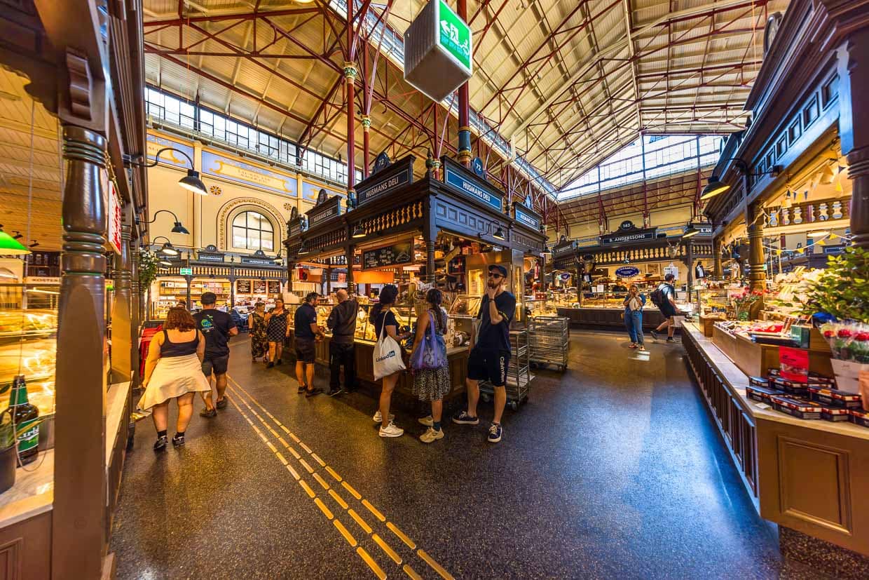 Östermalms Saluhall, le marché couvert du quartier d'Östemralm, propose depuis plus de 130 ans des spécialités suédoises et des mets internationaux / © Photo : Georg Berg