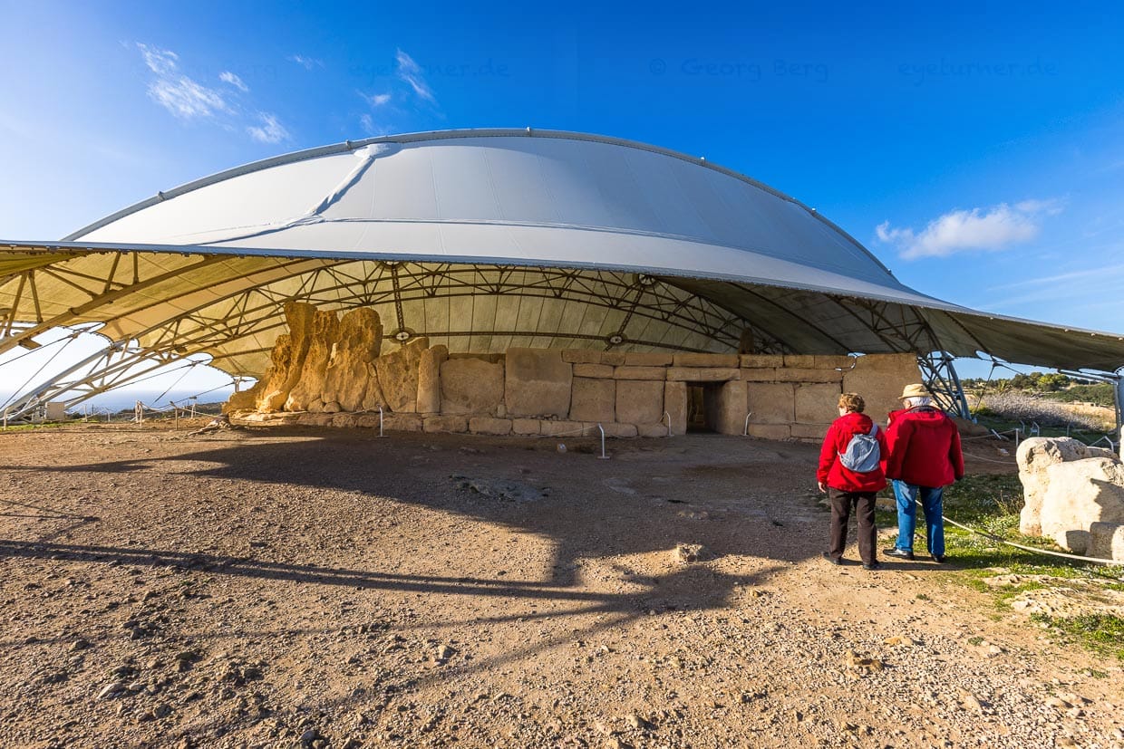 1992 wurde Ħaġar Qim, gemeinsam mit anderen bronzezeitlichen Tempelanlagen Maltas, als die Megalithischen Tempel von Malta zum UNESCO-Weltkulturerbe erklärt. 2009 wurde die Anlage von Ħaġar Qim zum Schutz vor schädlichen Umwelteinflüssen mit einer Zeltkuppel überdacht / © Foto: Georg Berg