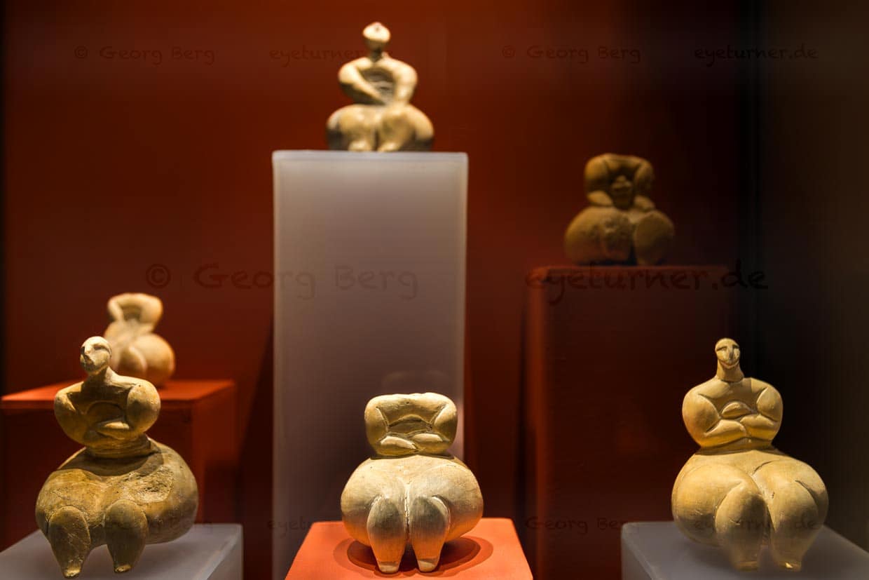 Die Dicken Damen von Gozo, bezeichnen eine Sammlung alter Steinfiguren, die auf archäologischen Fundstätten der Insel Gozo entdeckt wurden. Diese Figuren stellen große, rundliche weibliche Figuren dar und werden mit einem Fruchtbarkeitskult oder der Verehrung einer Muttergöttin in der prähistorischen maltesischen Kultur in Verbindung gebracht / © Foto: Georg Berg