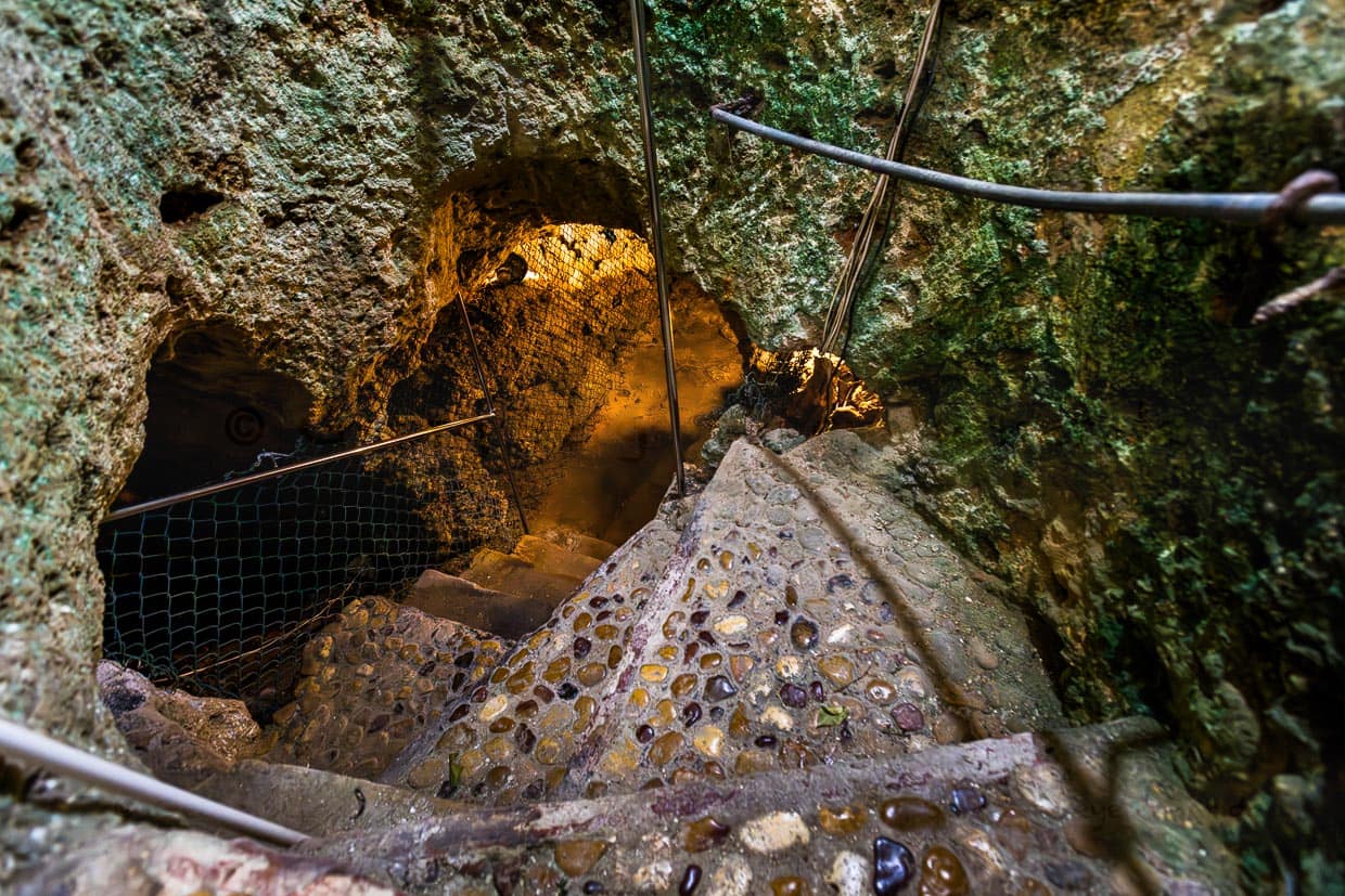 Eine steile gewundene Treppe führt in Ninu's Tropfsteinhöhle, die sich auf Gozo im Ort Xaghra unter zwei Wohnhäusern befindet / © Foto: Georg Berg