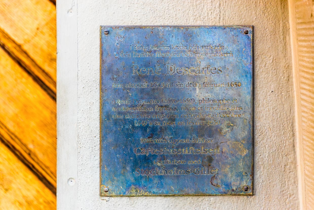 Plaque commémorative de René Descartes. Le philosophe français répondit à l'invitation de la jeune reine Christina en Suède à la fin de l'été 1649, après avoir échangé des lettres avec elle depuis 1645 environ. Ce n'est que dans la deuxième quinzaine de janvier qu'il obtint quelques audiences pour expliquer sa philosophie à la reine. Début février 1650, il tomba malade et mourut dix jours plus tard dans la maison de son hôte, l'ambassadeur de France Pierre Chanut / © Photo : Georg Berg