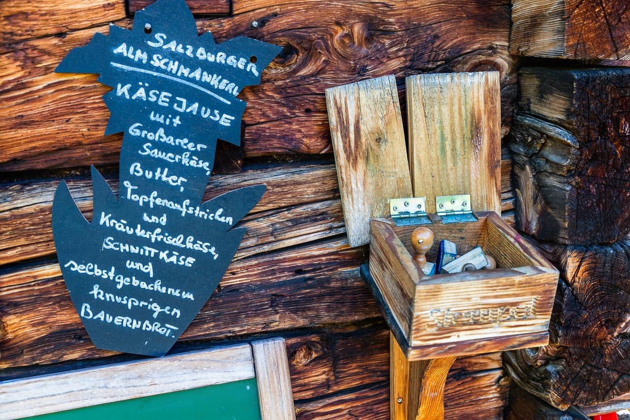 Panneau indicateur pour une collation au fromage.  Les alpages ne peuvent proposer que des produits de leur propre fabrication / © Photo : Georg Berg