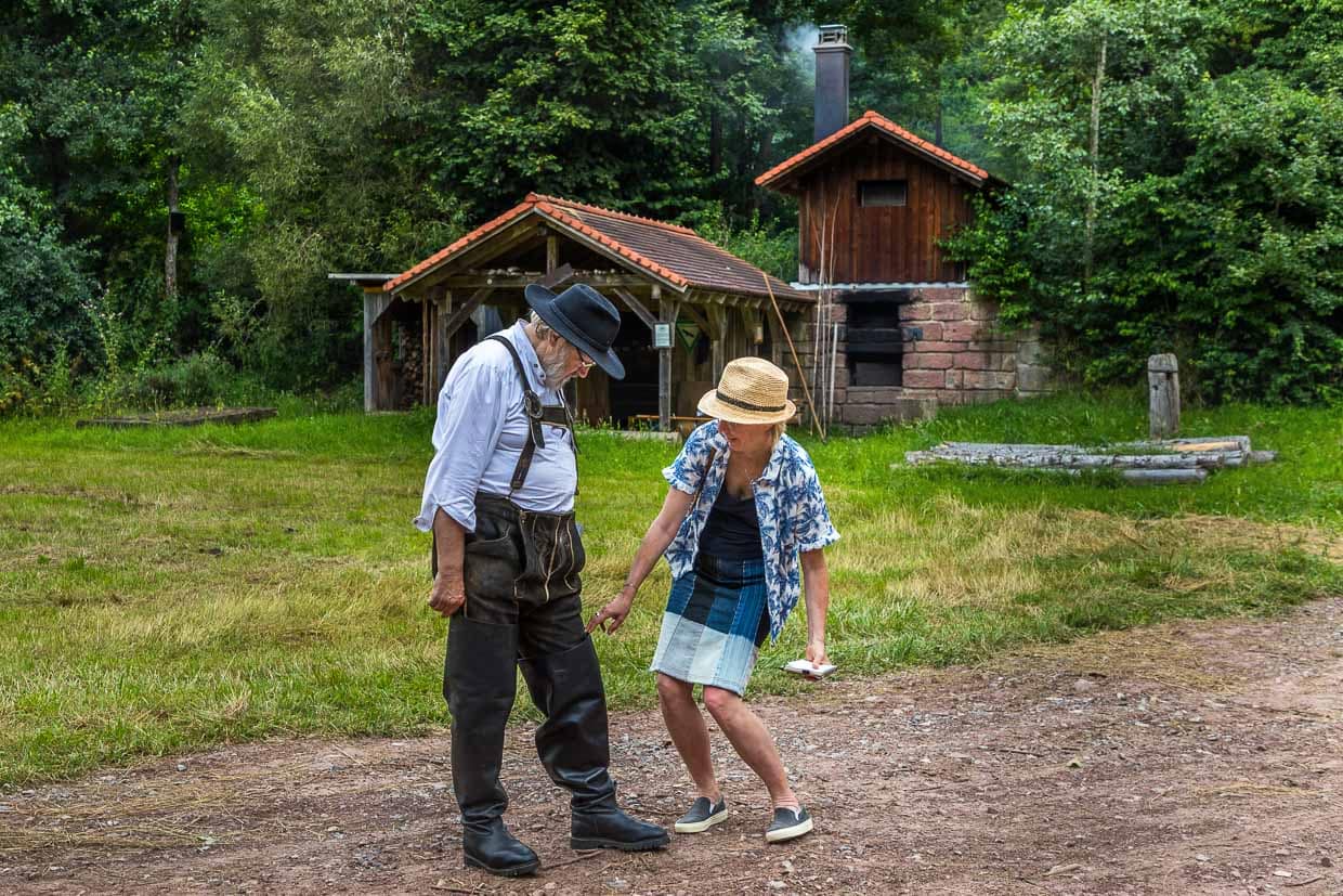 Flößer Martin Spreng zeigt seine hüfthohen Schaftstiefel. Krempstiefel sind Teil der typischen Ausrüstung der Flößer und ein wichtiges Symbol für den Beruf des Flößers. Sie bieten Wasserschutz, Wärme, Stabilität und Sicherheit / © Foto: Georg Berg