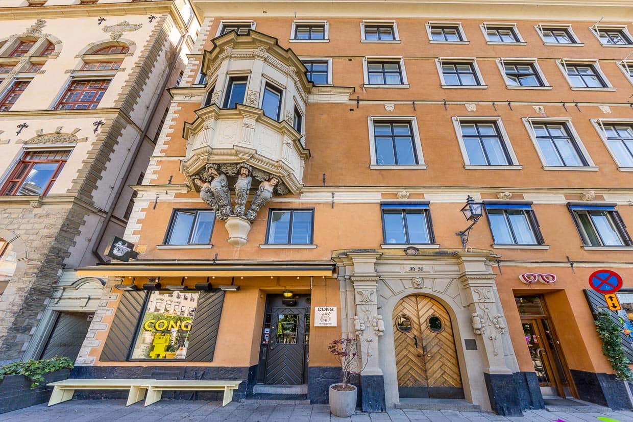Vue depuis Kornhamstorget, la place aux grains de la vieille ville, sur le restaurant Cong en contrebas d'un ercker soutenu par des statues / © Photo : Georg Berg