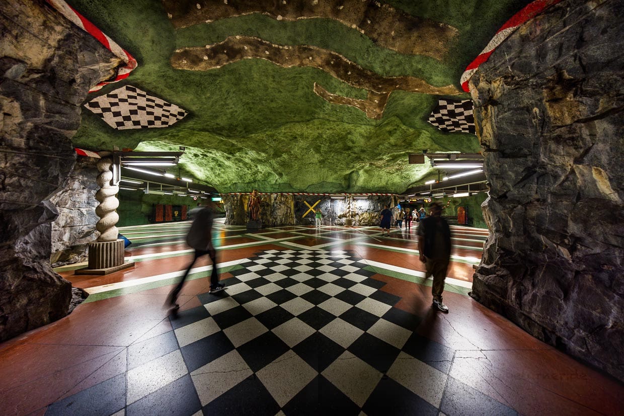 L'art du métro à Stockholm, station de métro Kungsträdgården "Jardin du roi" ;, terminus de la ligne bleue dans la vieille ville est l'une des plus belles stations avec des objets originaux trouvés dans le palais Makalös, qui a brûlé en 1825. Le plafond rocheux est peint en vert, le sol est carrelé comme dans un château / © Photo : Georg Berg