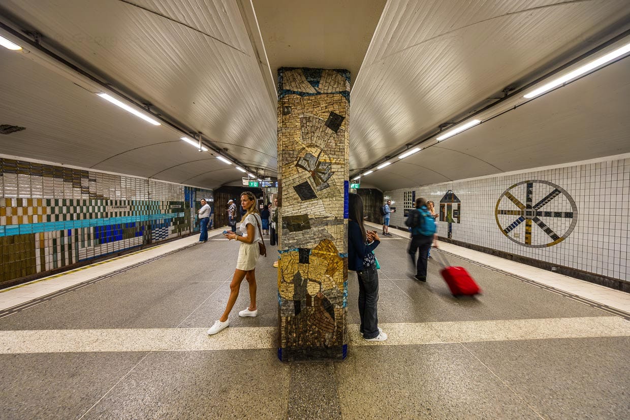 Quai de la station de métro T-Centralen des années 50. Dans les stations de la première génération du métro de Stockholm, on travaillait surtout avec des carreaux et des reliefs. La vue de parois rocheuses et la sensation d'être sous terre devaient être éliminées autant que possible / © Photo : Georg Berg