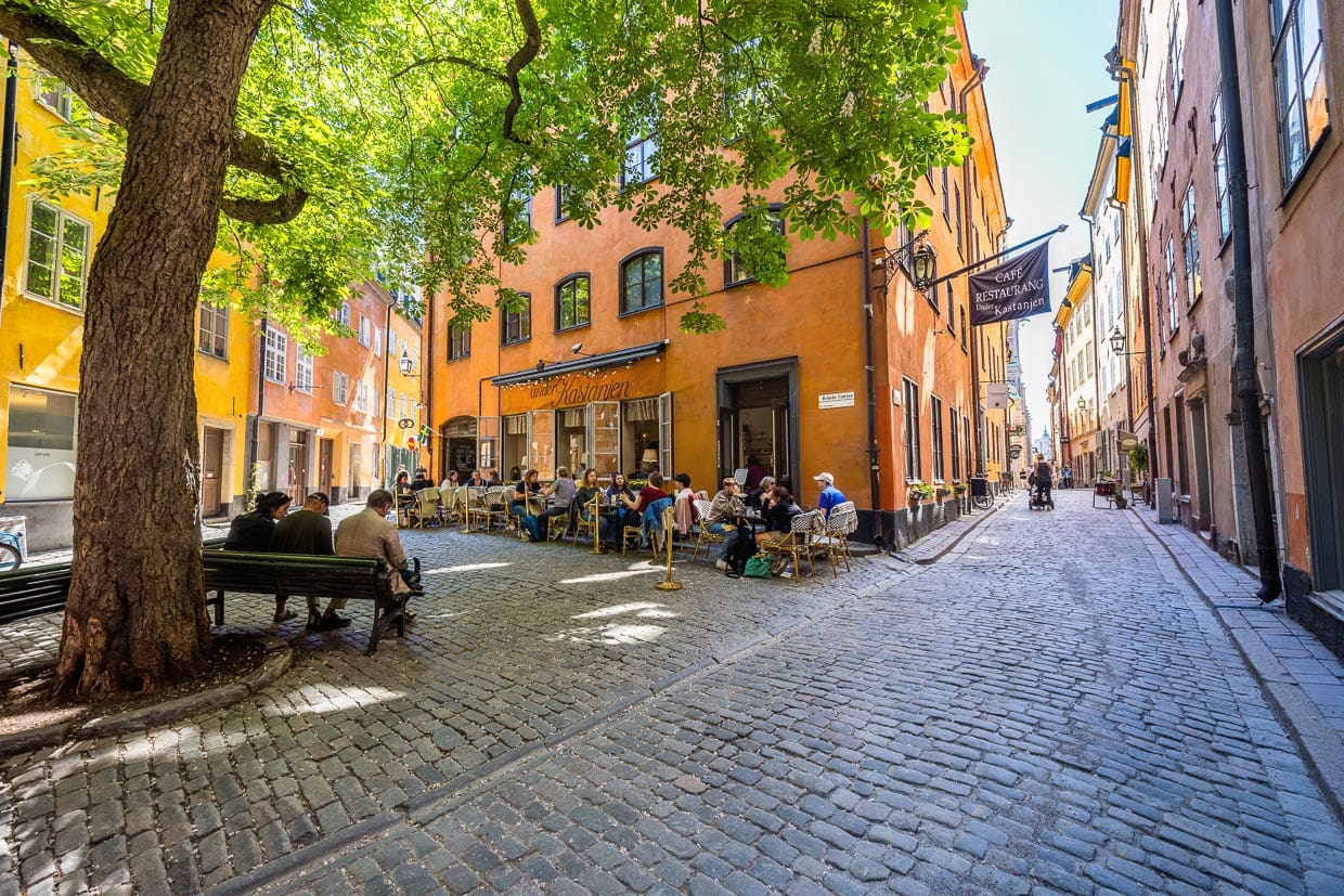 Brända tomten est une place idyllique de Gamla stan. La place en trois triangles a été aménagée après le grand incendie de 1740 comme place de retournement pour les charrettes à chevaux. Des bancs sont installés sous le grand marronnier. On dit que l'écrivain August Strindberg s'est souvent assis ici / © Photo : Georg Berg