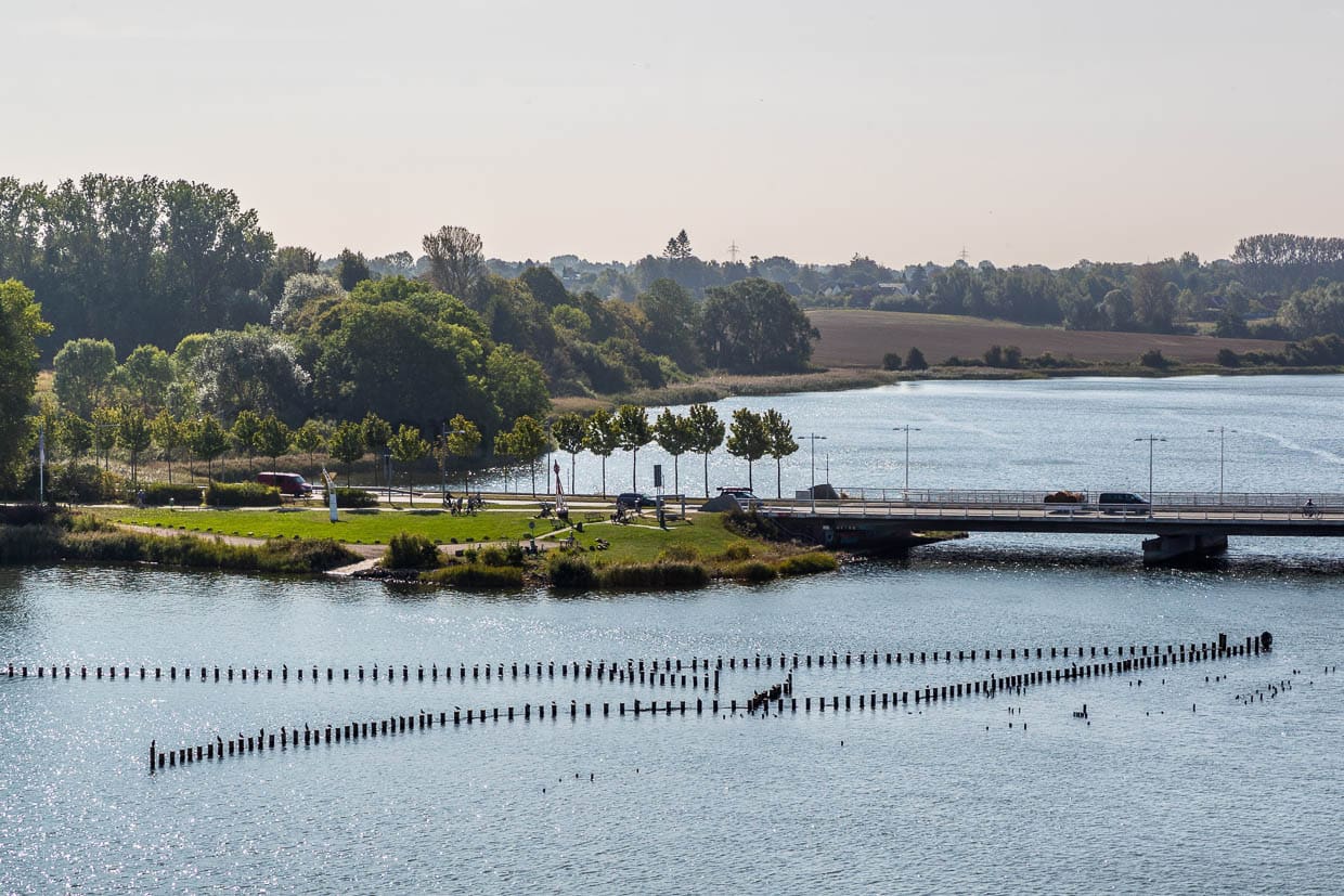 Vue depuis le Pierspeicher sur le pont de la Schlei près de Kappeln avec la clôture à harengs. C'est la seule clôture de capture de harengs encore en fonction en Europe / © Foto : Georg Berg
