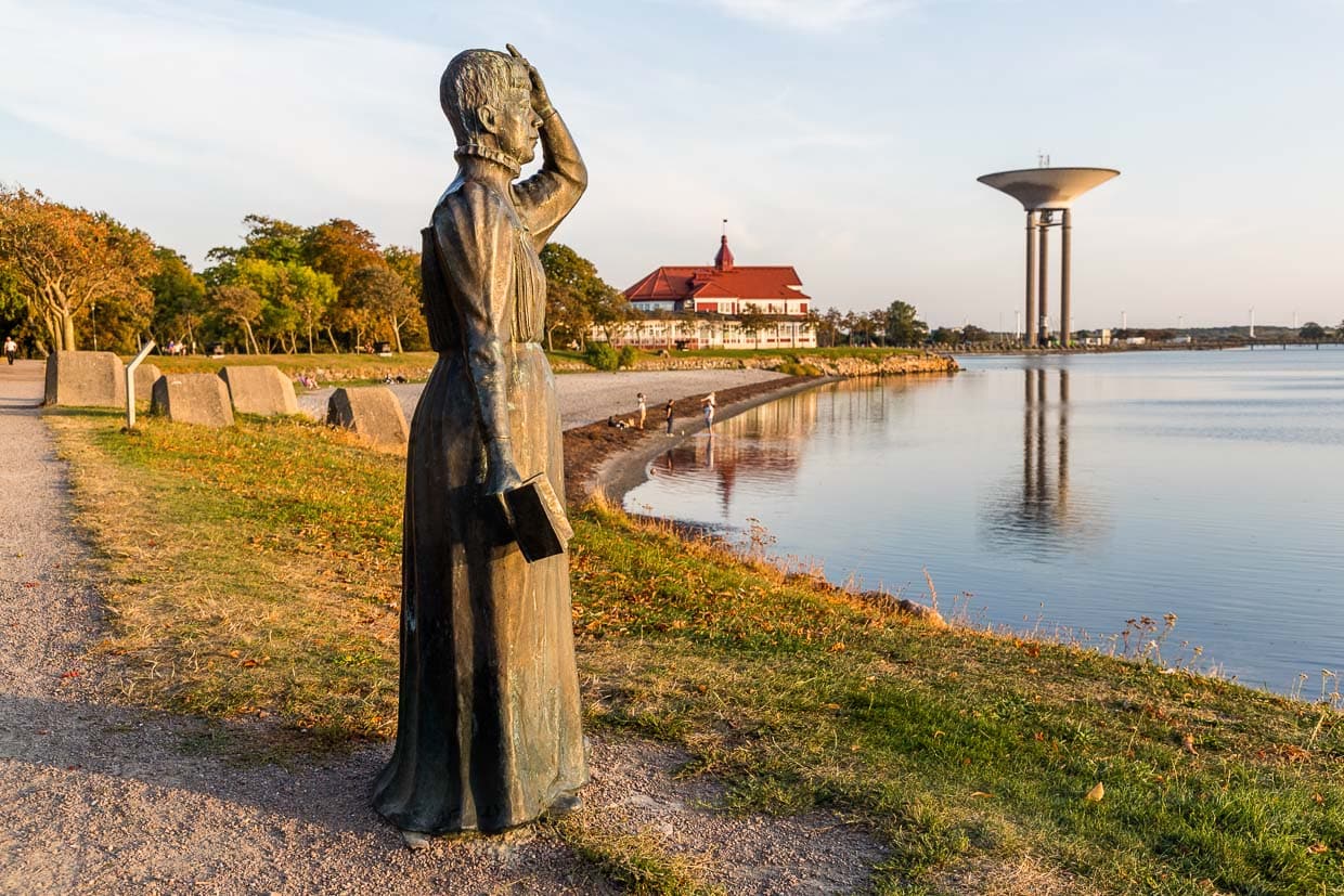 Statue de l'écrivaine suédoise Selma Lagerlöf (1858-1940) à Landskrona. La figure regarde l'Öresund, elle tient un livre dans la main droite. Durant son séjour à Landskrona (1885 à 1895), elle écrit son premier roman, Gösta Berling. En 1907, elle publie son œuvre la plus célèbre : Le merveilleux voyage du petit Nils Holgersson avec les oies sauvages. En 1909, elle est la première femme à recevoir le prix Nobel de littérature et en 1914, elle est la première femme à être admise à l'Académie suédoise / © photo : Georg Berg