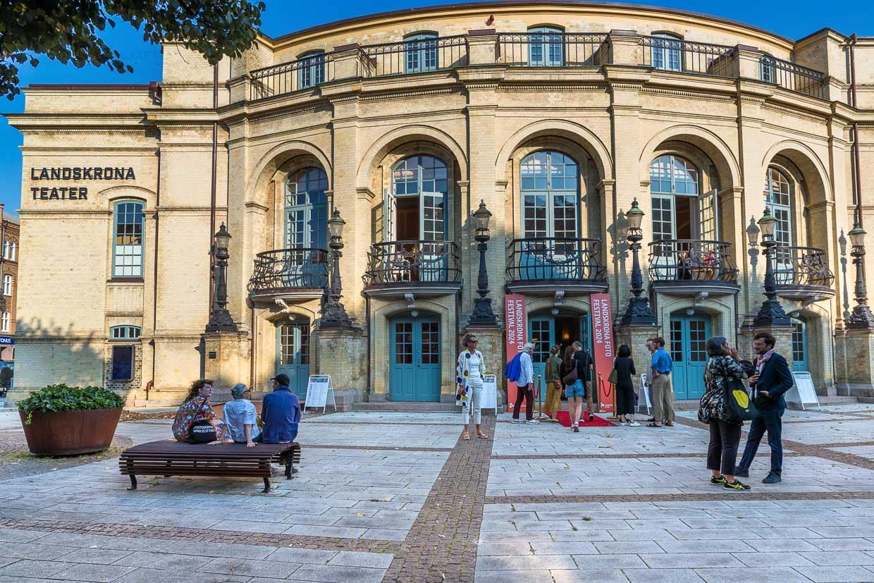 Visiteurs du Landskrona Fotofestival 2024 en route pour l'aftershowparty au théâtre de Landskrona / © Photo : Georg Berg