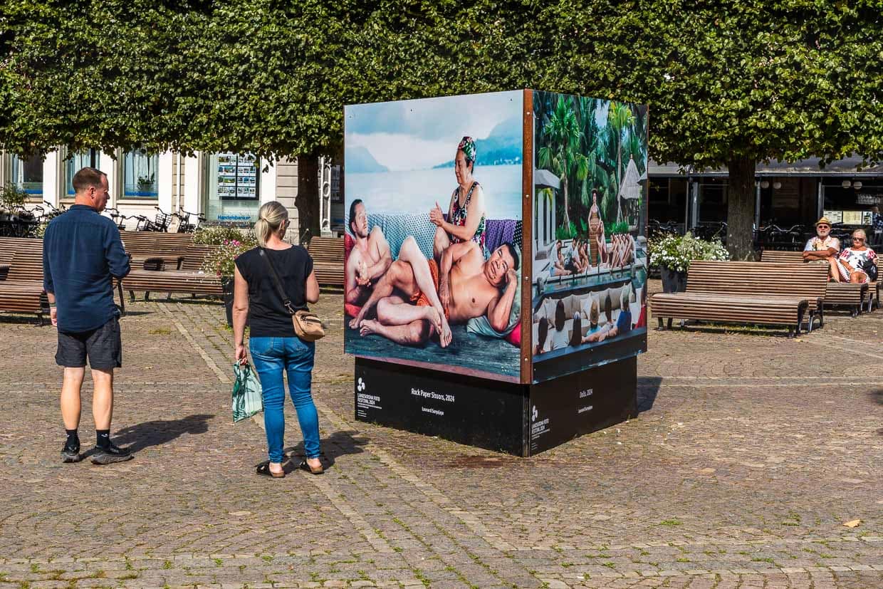 Les visiteurs contemplent des photographies de Leonard Suryajaya (Parting Gift) lors du Landskrona Foto Festival 2024. Tous les deux ans en septembre, la photographie fait partie de l'environnement urbain : les parcs, les places, les jardins, les musées et les salles d'exposition de la ville deviennent une scène pour les artistes photographes établis, tout comme pour les artistes émergents / © Photo : Georg Berg