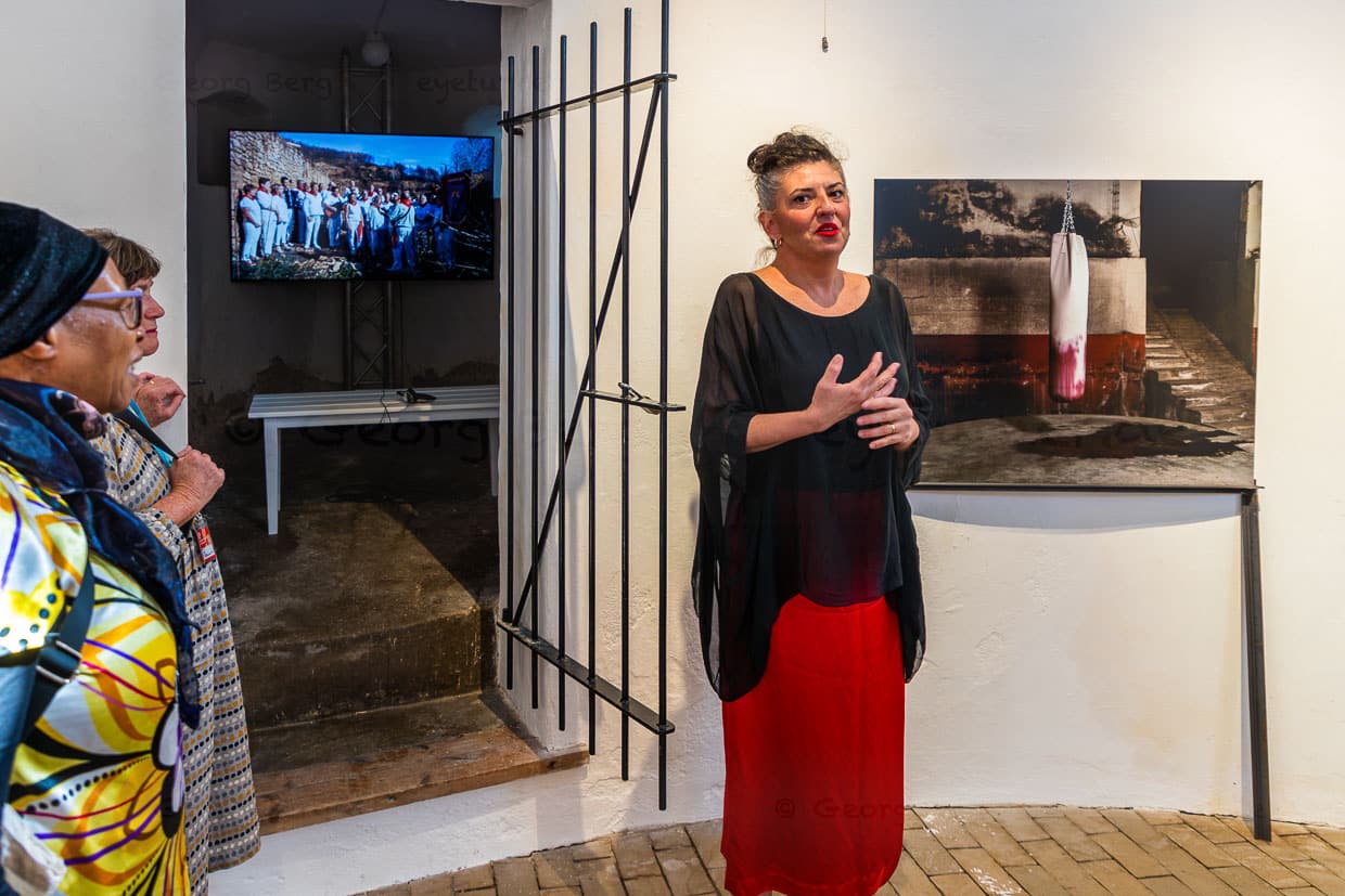 L'artiste espagnole Greta Alfaro explique son exposition Villa of The Mysteries à la Citadelle de Landskrona lors du Landskrona Foto Festival 2024 / © Photo : Georg Berg