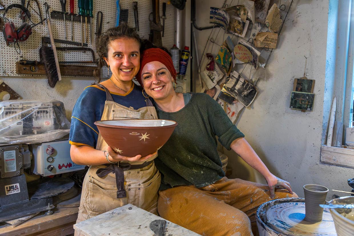 Franziska Möhrle et Isa Guerrero Valadez (à droite) sont les assistantes de Lisa Wohlfahrt pendant les mois d'été à l'atelier de poterie Krukmakeri à Mölle / © Foto : Georg Berg