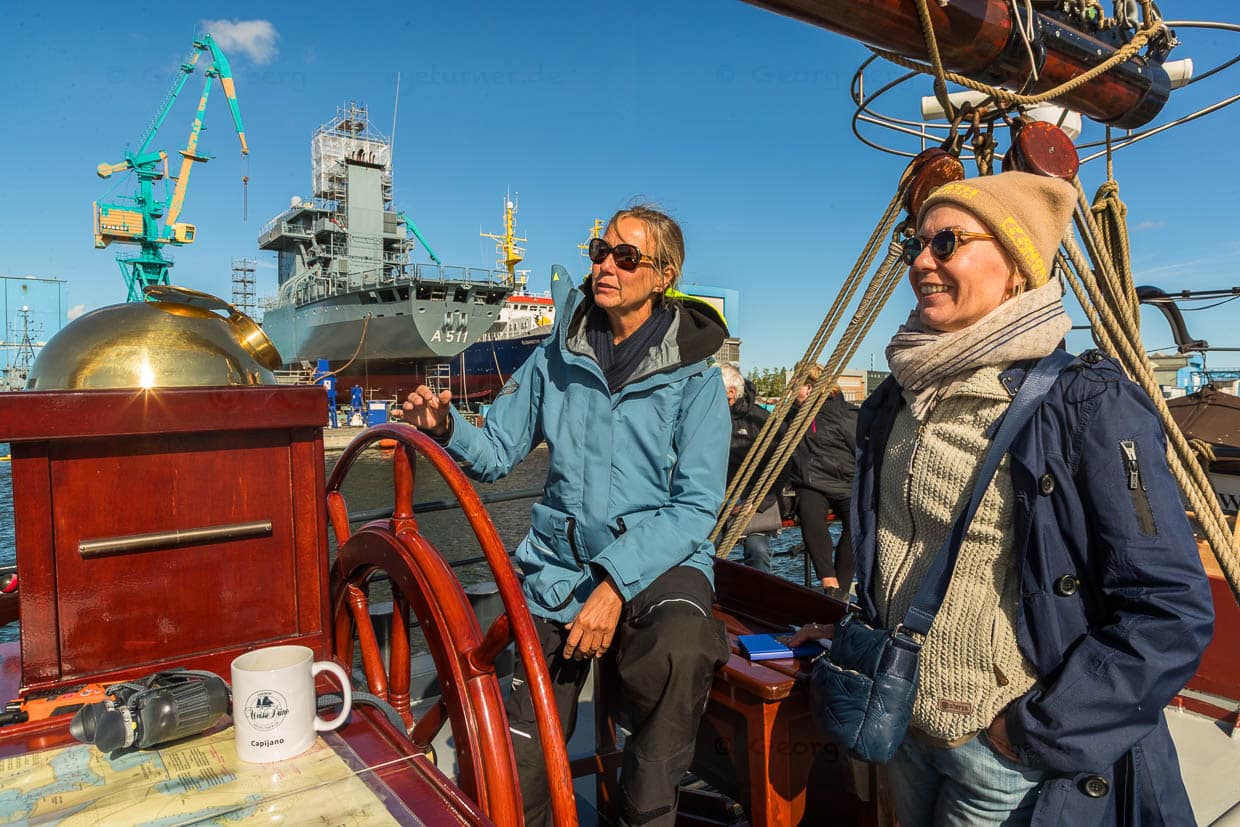 La journaliste de voyage Angela Berg en conversation avec la capitaine Jane Bothe, qui dirige depuis 2011 la goélette à voile haut de gamme Weisse Düne dans les eaux autour d'Usedom et de Rügen / © Foto : Georg Berg