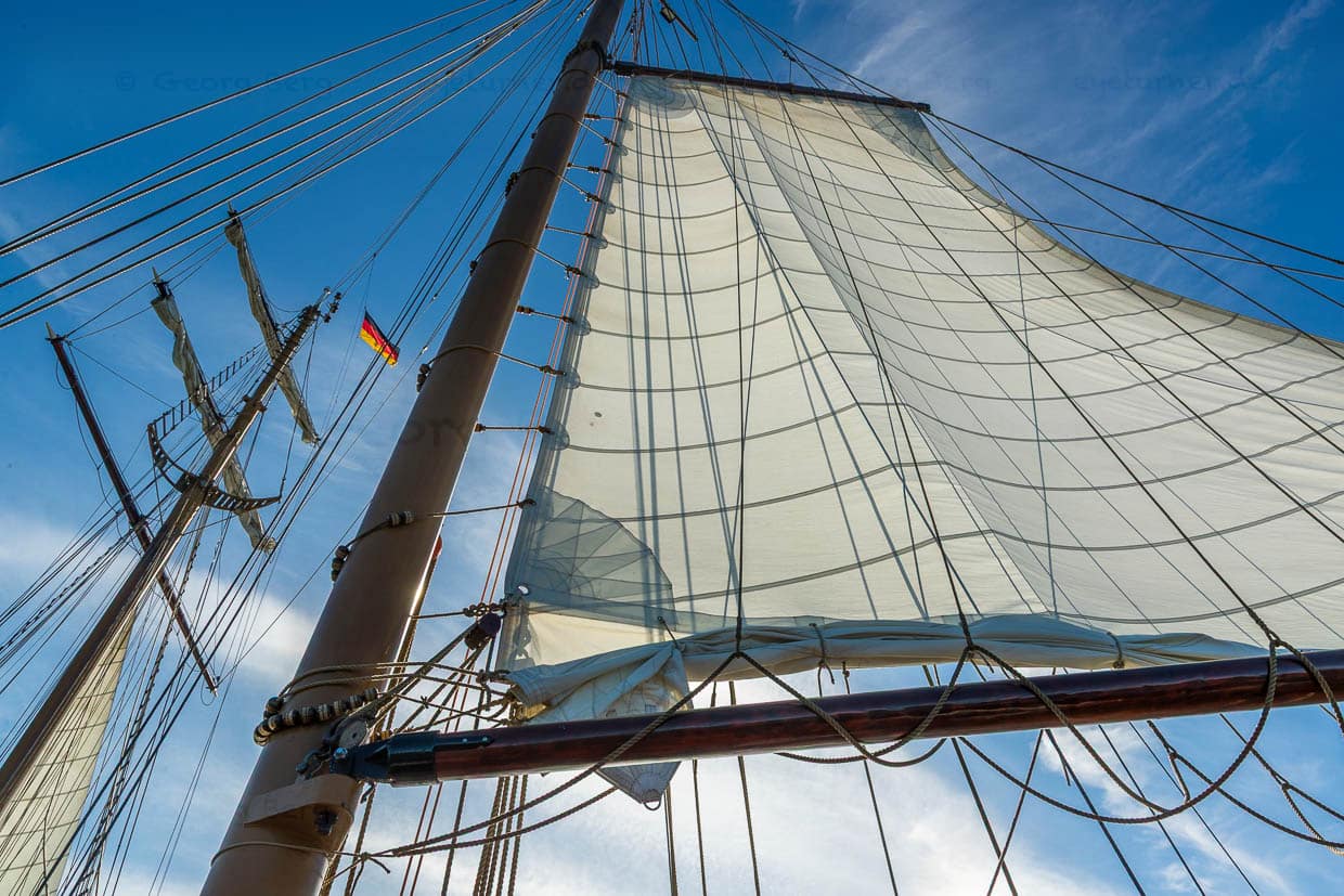 La voile blanche de la Dune Blanche. La goélette à voile supérieure porte ce nom depuis 1964, en référence à son utilisation comme navire de transport vers l'île de Norderney et la plage blanche locale appelée Weisse Düne / © Foto : Georg Berg