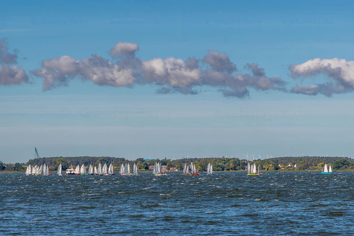 Course de cotre devant la pointe sud de Gnitz sur Usedom, vue du port naturel de Krummin / © Photo : Georg Berg