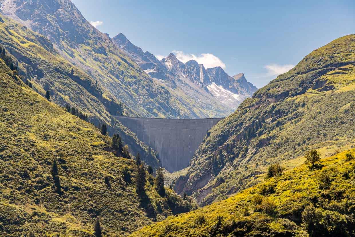 Vue depuis l'Alpine Classic Pullman Express sur le barrage de 100 mètres de haut près de Disentis dans le canton des Grisons / © Photo : Georg Berg