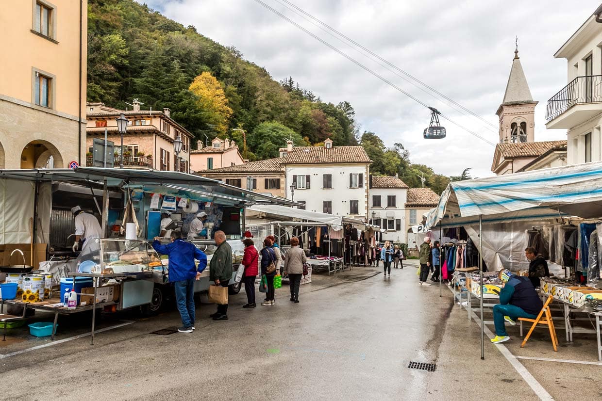 Un téléphérique franchit en quelques minutes 338 mètres entre le centre de Saint-Marin et le village de Borgo Maggiore et offre des vues à couper le souffle sur la côte Adriatique, les toits de tuiles et les terres agricoles / © Foto : Georg Berg