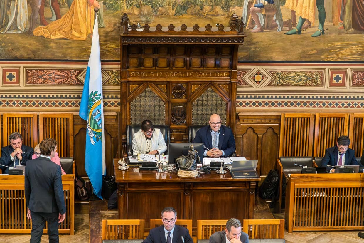Semaine de session au Parlement de Saint-Marin. Les deux Capitani Regenti du 1.10.2024 au 1.4.2025 Francesca Civerchia et Dalibor Riccardi président le Consiglio Grande e Generale (Parlement), mais n'y ont pas le droit de vote / © Photo : Georg Berg