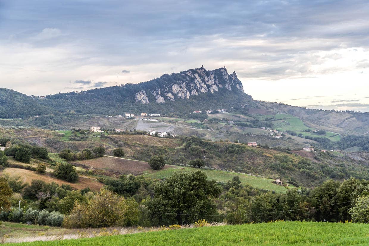 Vue du Monte Titano avec les trois sommets et les trois tours de la République de Saint-Marin / © Photo : Georg Berg