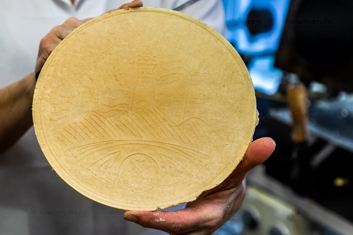Fine couche de gaufrette Torta Tre Moni avec le motif des trois sommets du Monte Titano, Saint-Marin. La tarte est un souvenir populaire de Saint-Marin / © Photo : Georg Berg