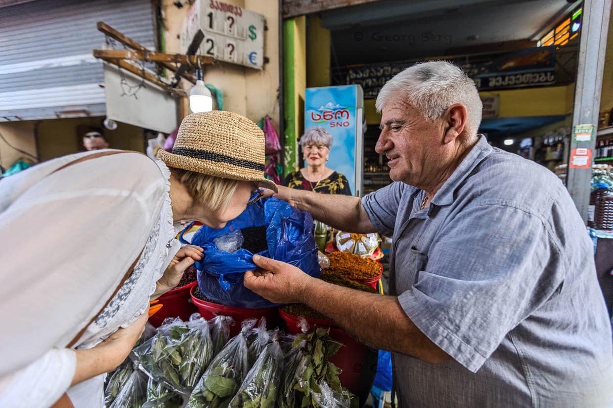 Der Dezerter Bazaar ist der größte Markt für Lebensmittel in Tbilisi. Hier kann man mit allen Sinnen einkaufen, Gewürze riechen und Produkte verkosten. Auf einer Fläche von ca. 2000 m² bieten die kleinen Stände der Händler im Freien frisches Obst und Gemüse sowie Gewürze, eingelegte Gurken, Käse und traditionelle georgische Spezialitäten an / © Foto: Georg Berg