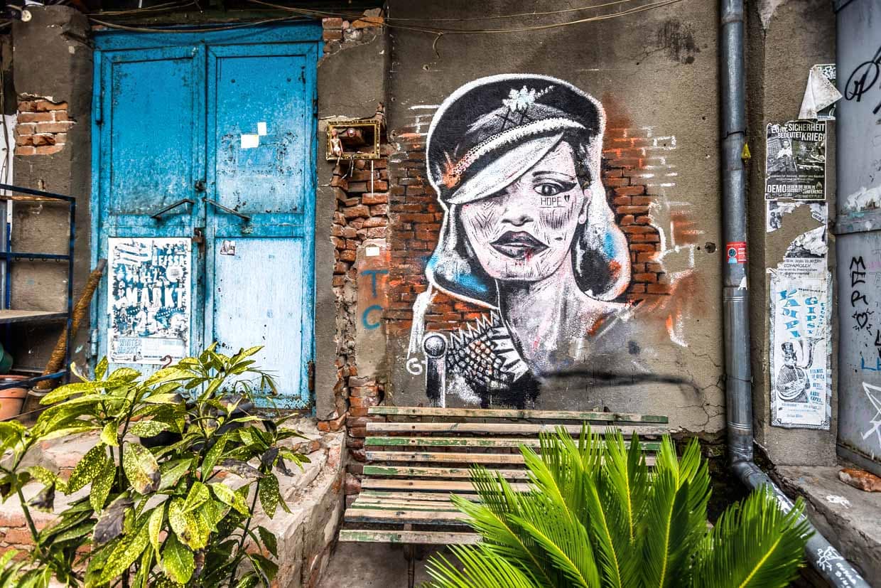 Streetart au marché dezert. Le plus grand marché de Tbilissi a reçu son nom dans les années 1920, lorsque les soldats déserteurs de la guerre Russie-Géorgie venaient y vendre leur équipement et leurs armes / © Photo : Georg Berg