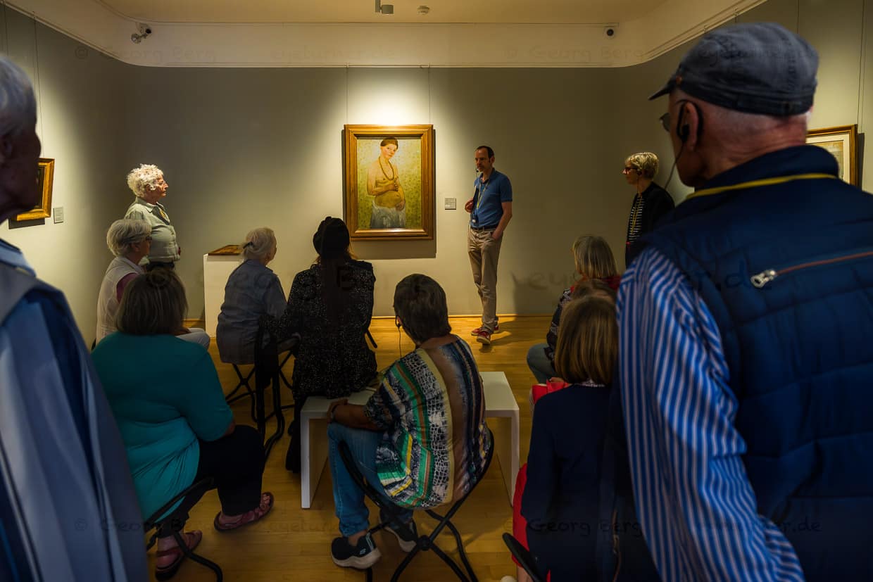 Visite guidée au musée Paula Modersohn-Becker à Brême. Visiteurs devant l'autoportrait que Paula Modersohn-Becker montre le jour de son 6e anniversaire de mariage, le 25 mai 1906, à Paris. Il s'agit du premier autoportrait nu d'une femme peintre dans l'histoire de l'art et revêt donc une importance particulière. Le tableau sera présenté pour la première fois en 2024 avec plus de 50 autres de ses œuvres dans une rétrospective individuelle à New York et Chicago / © Foto : Georg Berg