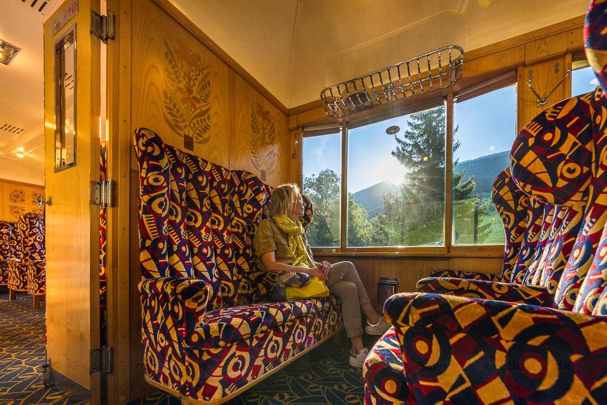Aménagement intérieur des wagons de l'Alpine Classic Pullman Express, année 1931, avec boiseries et marqueterie élaborée du designer français René Prou, ainsi que des revêtements rembourrés de style Art déco / © Photo : Georg Berg