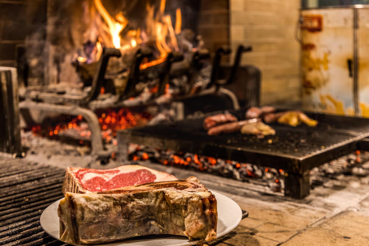 Le restaurant Cesare dans la vieille ville de Saint-Marin est connu pour ses plats de viande au barbecue. Le feu ouvert et une plaque de cuisson se trouvent au milieu de la salle de restaurant / © Photo : Georg Berg