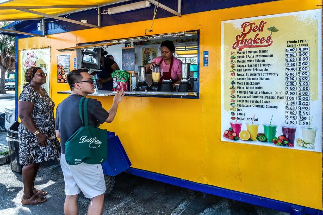 Des jus de fruits fraîchement mixés sont disponibles à Willemstad dans de nombreux camions de vente / © Photo : Georg Berg