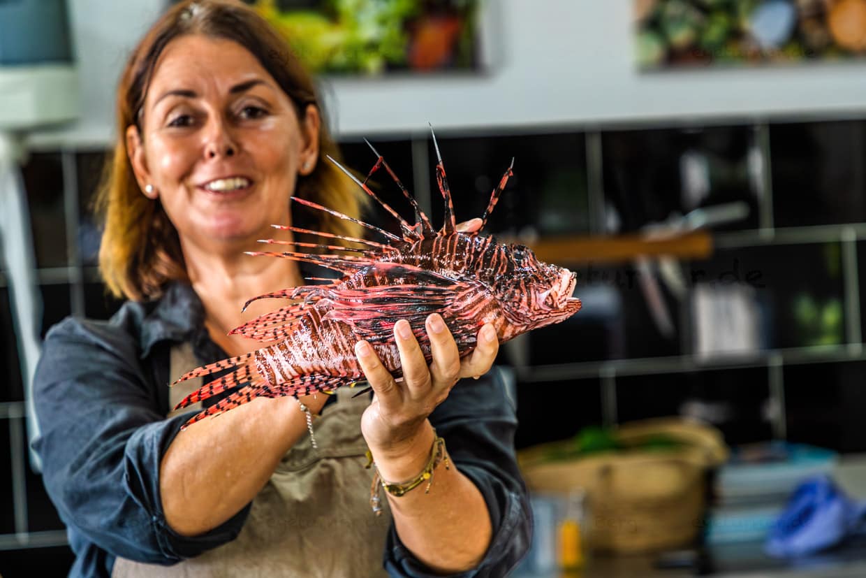 Atelier de cuisine caribéenne avec la chef Helmi Smeulders et le poisson-lion rouge / © Photo : Georg Berg
