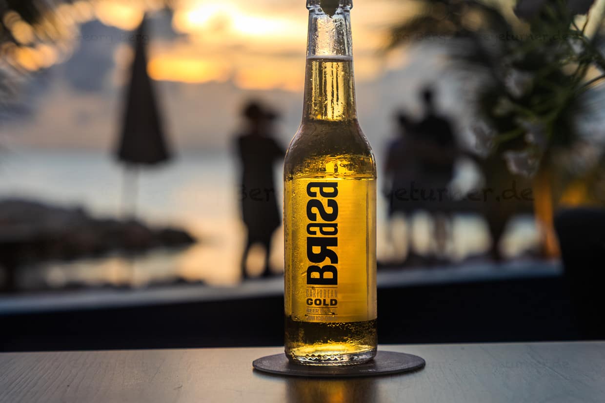 Bouteille de bière Brasa au coucher du soleil à Curaçao. Cette marque de bière, qui se traduit par