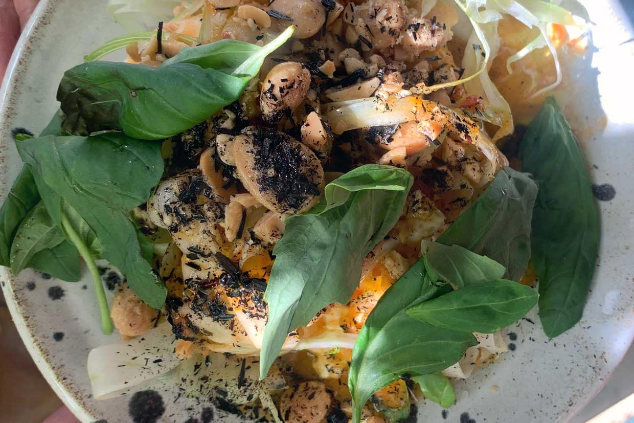 Plats créatifs au restaurant Krukmakeri à Mölle. Ici Knölen, une salade de burrata et de pêche grillée à la lavande, vinaigre de tomate, fenouil et amandes / © Photo : Angela Berg