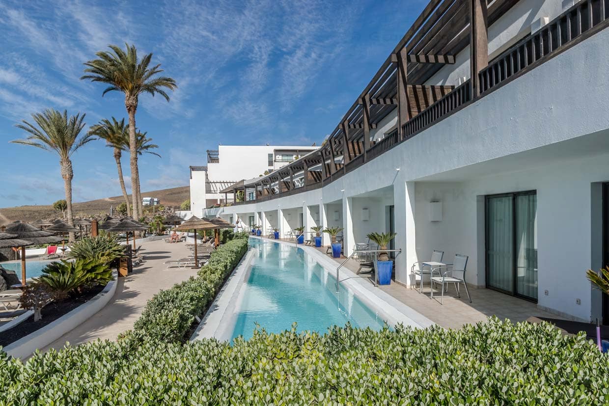 Avant l'existence des usines de dessalement d'eau de mer à Lanzarote, l'eau potable était rare. Aujourd'hui, elle est toujours précieuse, comme par exemple à l'hôtel Secrets Lanzarote Resort and Spa. L'établissement dispose d'une longue piscine juste devant les chambres / © Photo : Georg Berg