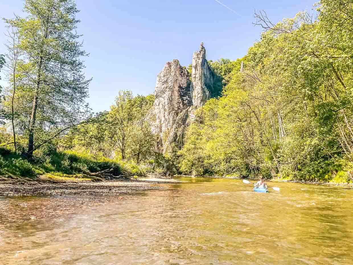 Des rochers, des châteaux et seulement deux rapides sont présents sur le parcours tranquille de 12 km de Gendro à Anseremme / © Photo : Angela Berg