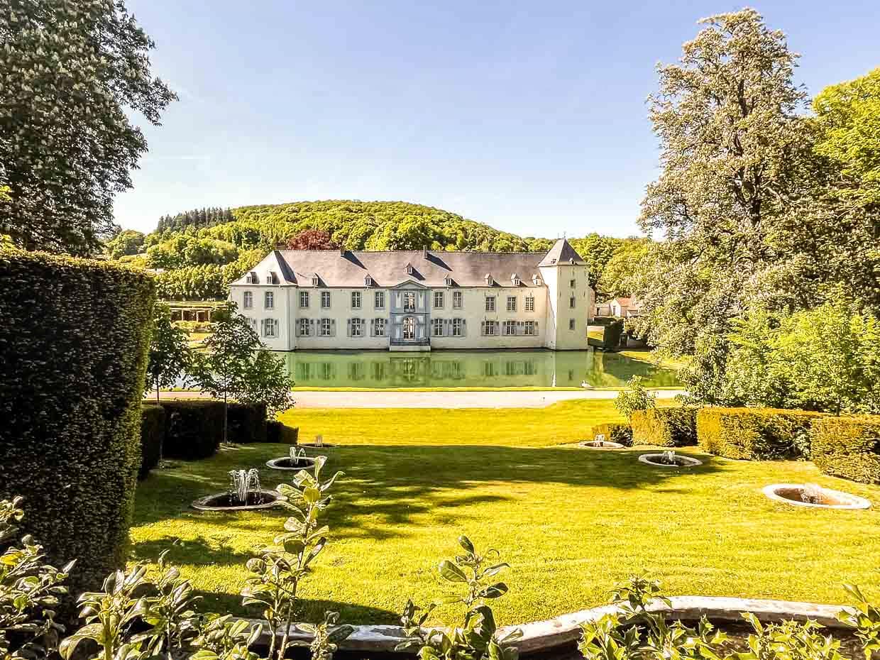 Vue du château de 1758 dans les jardins d'Annevoie / © Photo : Angela Berg